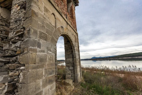 Bulgaristan Ogosta Barajında Terk Edilmiş Bir Kilise Muhteşem Bir Gökyüzü — Stok fotoğraf