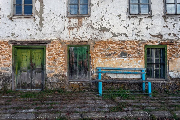 ブルガリアにある古い壁のレンガの古いドアと窓 — ストック写真