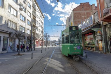 SOFYA, BULGARIA - 28 Aralık 2020: Bulgaristan 'ın Sofya kentindeki Graf Ignatiev caddesi ve tramvay.
