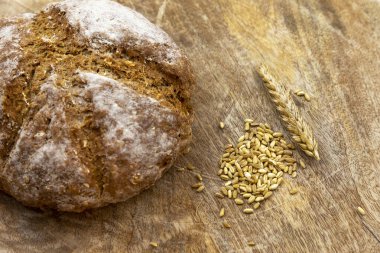 Kahverengi arka planda kepekli ekmek ve buğday şoku 