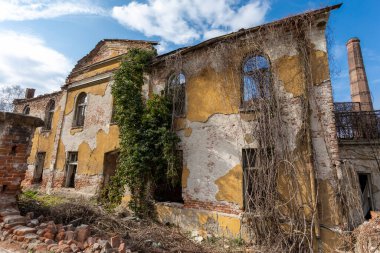 Brick Sofya 'da camları kırık eski bir evi terk etti.