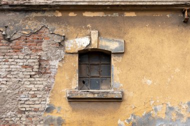 Bulgaristan 'ın başkenti Sofya' da terk edilmiş eski bir fabrikanın penceresi. 