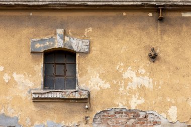 Bulgaristan 'ın başkenti Sofya' da terk edilmiş eski bir fabrikanın penceresi. 