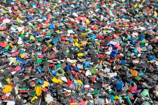 Geri dönüşüm için plastik ürünlerin öğütülmesi. Plastik geri dönüşüm, geri dönüşüm örnekleri. 