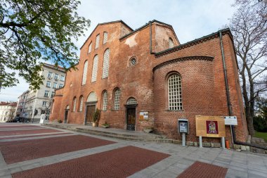 Sofya, Bulgaristan - 24 Nisan 2021: Sofya 'daki Aziz Sofya Kilisesi ve Meçhul Asker Anıtı, Bulgaristan Sofya, Bulgaristan - 24 Nisan 2021