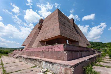 Gurgulyat, Bulgaristan - Haziran 06, 2021: Pantheon Mother Bulgaria, 1885 Sırp-Bulgar Savaşı 'nda hayatını kaybeden askerlere adanmıştır, Gurgulyat köyü, Bulgaristan