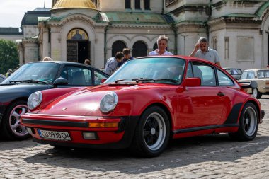 Sofya, Bulgaristan - 12 Haziran 2021: Eski antika otomobillerin geçidi 