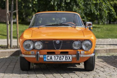 Sofya, Bulgaristan - 12 Haziran 2021: Eski antika otomobillerin geçidi 