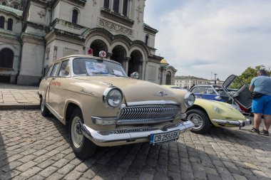 Sofya, Bulgaristan - 12 Haziran 2021: Eski antika otomobillerin geçidi 