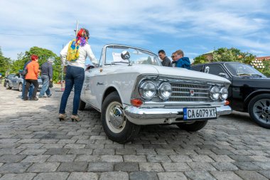 Sofya, Bulgaristan - 12 Haziran 2021: Eski antika otomobillerin geçidi 