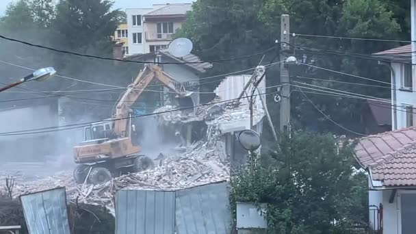 Scavatore Distrugge Una Vecchia Casa Mattoni Pala Idraulica Dell Escavatore — Video Stock