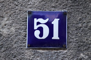 bir duvar ev numarası