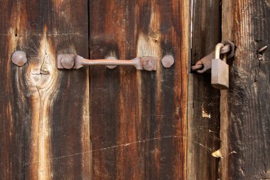 ornated drzwi i kłódki