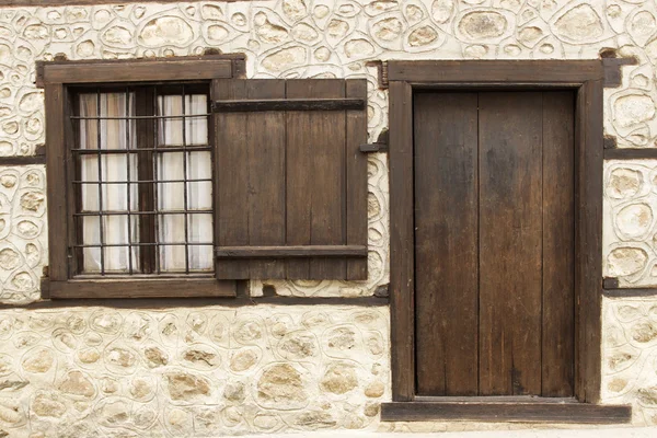 Staré dveře a okna — Stock fotografie