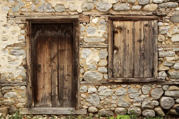 Vecchia porta e finestra — Foto Stock