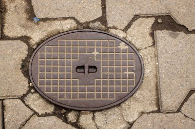 Kanalizasyon kapağı çevrili