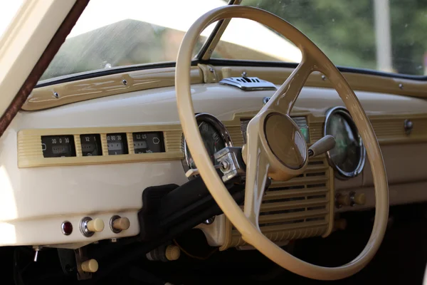 Velho retro ou antigo carro ou automóvel — Fotografia de Stock