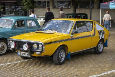 Sofya, Bulgaristan - 14 Eylül 2025: Bulgaristan 'ın başkenti Sofya' daki Autumn Retro Parade 'de eski model otomobil geçidi, Renault 17 Gordini / TS Enjeksiyonu