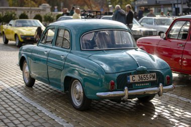 Sofya, Bulgaristan - 14 Eylül 2025: Bulgaristan 'ın başkenti Sofya' daki Autumn Retro Parade 'de eski model otomobil geçidi, Renault Dauphine