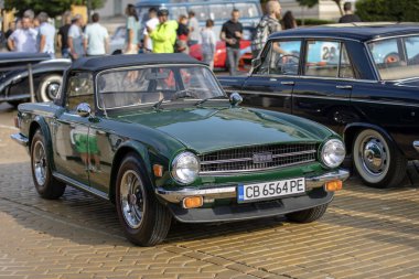 Sofya, Bulgaristan - 14 Eylül 2025: Bulgaristan 'ın başkenti Sofya' daki Autumn Retro Parade 'de eski model otomobil geçidi, 1971 Triumph TR6