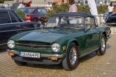 Sofya, Bulgaristan - 14 Eylül 2025: Bulgaristan 'ın başkenti Sofya' daki Autumn Retro Parade 'de eski model otomobil geçidi, 1971 Triumph TR6