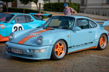 Sofya, Bulgaristan - 14 Eylül 2025: Bulgaristan 'ın başkenti Sofya' daki Autumn Retro Parade 'de eski model otomobil geçidi, Porsche 964 Carrera RS 3.8