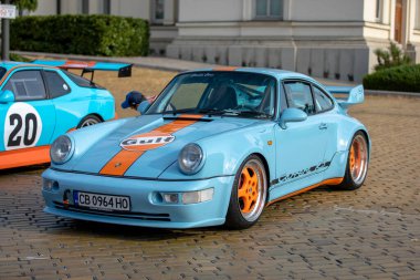 Sofya, Bulgaristan - 14 Eylül 2025: Bulgaristan 'ın başkenti Sofya' daki Autumn Retro Parade 'de eski model otomobil geçidi, Porsche 964 Carrera RS 3.8