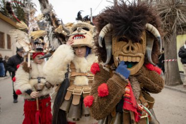 Breznik, Bulgaristan - 13 Ocak 2026: 21. Maskeli Balo Festivali Bulgaristan 'ın Breznik kentinde gerçekleşti. Maskeli insanlar Kukeri dansı derler ve kötü ruhları korkutmak için bir ayin yaparlar..