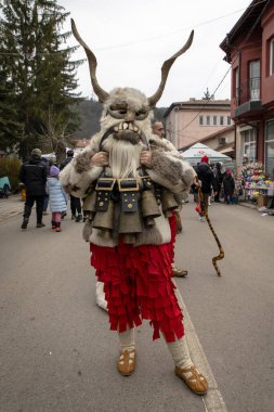 Breznik, Bulgaristan - 13 Ocak 2026: 21. Maskeli Balo Festivali Bulgaristan 'ın Breznik kentinde gerçekleşti. Maskeli insanlar Kukeri dansı derler ve kötü ruhları korkutmak için bir ayin yaparlar..
