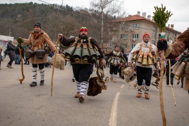 Breznik, Bulgaristan - 13 Ocak 2026: 21. Maskeli Balo Festivali Bulgaristan 'ın Breznik kentinde gerçekleşti. Maskeli insanlar Kukeri dansı derler ve kötü ruhları korkutmak için bir ayin yaparlar..