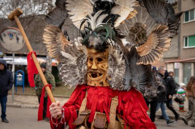 Breznik, Bulgaristan - 13 Ocak 2026: 21. Maskeli Balo Festivali Bulgaristan 'ın Breznik kentinde gerçekleşti. Maskeli insanlar Kukeri dansı derler ve kötü ruhları korkutmak için bir ayin yaparlar..
