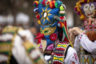 Bulgaristan 'ın Kyustendil kenti - 07 Şubat 2026: Geleneksel Kukeri deri kostümlü erkekler pirinç çan dansları yapıyor ve doğurganlık ve sağlık için bir ayin düzenliyorlar.