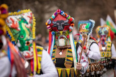 Bulgaristan 'ın Kyustendil kenti - 07 Şubat 2026: Geleneksel Kukeri deri kostümlü erkekler pirinç çan dansları yapıyor ve doğurganlık ve sağlık için bir ayin düzenliyorlar.