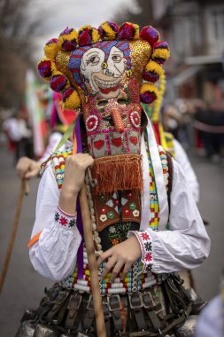 Bulgaristan 'ın Kyustendil kenti - 07 Şubat 2026: Geleneksel Kukeri deri kostümlü erkekler pirinç çan dansları yapıyor ve doğurganlık ve sağlık için bir ayin düzenliyorlar.