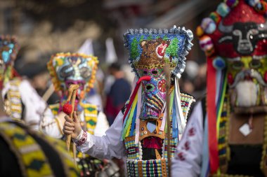 Bulgaristan 'ın Kyustendil kenti - 07 Şubat 2026: Geleneksel Kukeri deri kostümlü erkekler pirinç çan dansları yapıyor ve doğurganlık ve sağlık için bir ayin düzenliyorlar.