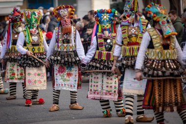 Bulgaristan 'ın Kyustendil kenti - 07 Şubat 2026: Geleneksel Kukeri deri kostümlü erkekler pirinç çan dansları yapıyor ve doğurganlık ve sağlık için bir ayin düzenliyorlar.