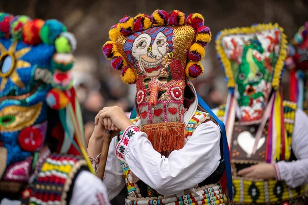 Bulgaristan 'ın Kyustendil kenti - 07 Şubat 2026: Geleneksel Kukeri deri kostümlü erkekler pirinç çan dansları yapıyor ve doğurganlık ve sağlık için bir ayin düzenliyorlar.