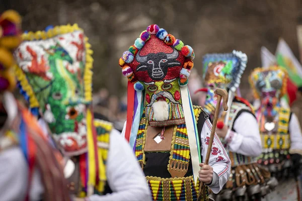 Bulgaristan 'ın Kyustendil kenti - 07 Şubat 2026: Geleneksel Kukeri deri kostümlü erkekler pirinç çan dansları yapıyor ve doğurganlık ve sağlık için bir ayin düzenliyorlar.