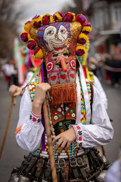 Bulgaristan 'ın Kyustendil kenti - 07 Şubat 2026: Geleneksel Kukeri deri kostümlü erkekler pirinç çan dansları yapıyor ve doğurganlık ve sağlık için bir ayin düzenliyorlar.