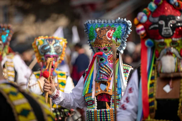 Bulgaristan 'ın Kyustendil kenti - 07 Şubat 2026: Geleneksel Kukeri deri kostümlü erkekler pirinç çan dansları yapıyor ve doğurganlık ve sağlık için bir ayin düzenliyorlar.