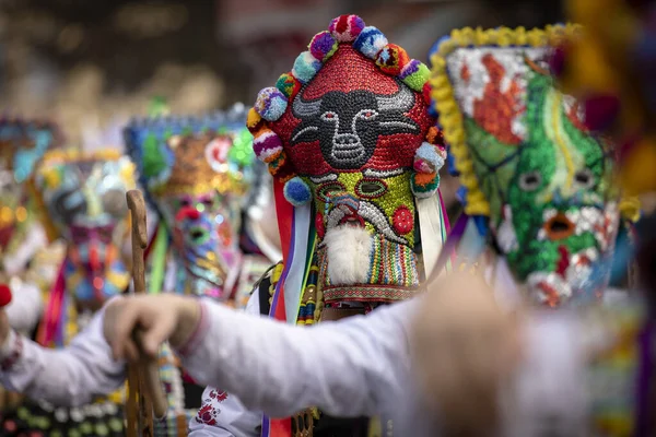 Bulgaristan 'ın Kyustendil kenti - 07 Şubat 2026: Geleneksel Kukeri deri kostümlü erkekler pirinç çan dansları yapıyor ve doğurganlık ve sağlık için bir ayin düzenliyorlar.