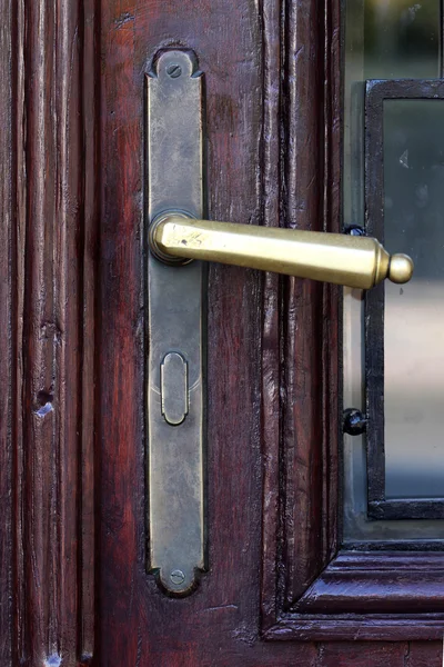 Ancienne poignée en laiton d'une porte en bois — Photo