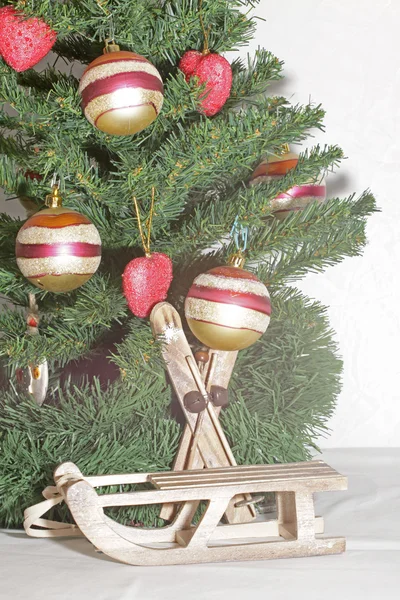 Vieux traîneau en bois avec décorations vintage — Photo