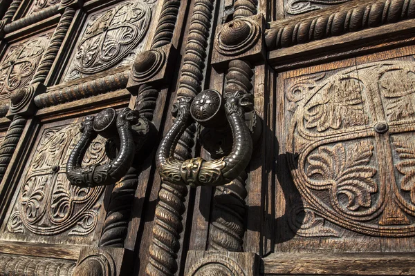 Украшенные деревянные двери — стоковое фото