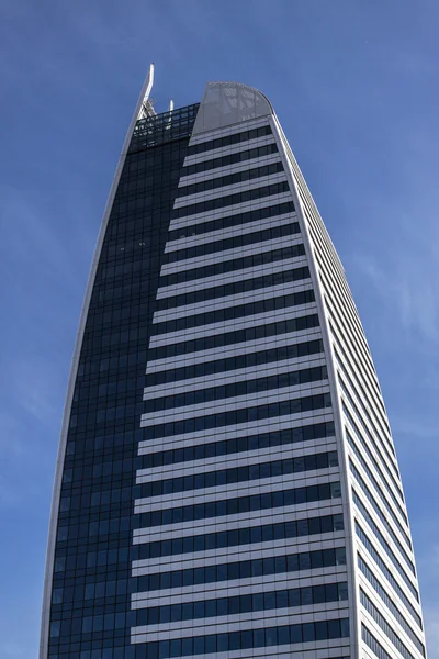 Edifício moderno de baixo ângulo de visão — Fotografia de Stock