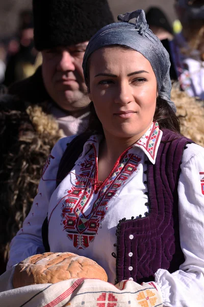 Kvinna i traditionella maskerad kostym — Stockfoto