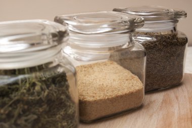 Cam kavanozlar, ahşap tahta