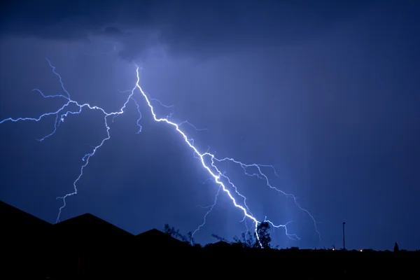 Wolke zu Boden gegabelt Blitzeinschlag lizenzfreie Stockfotos