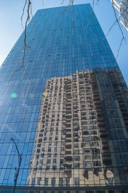 Chicago gökdelenine bakıyorum.