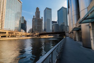 Chicago, IL, ABD - Mart 2019: Chicago nehri boyunca doğuya bakan gökdelenlerin manzarası